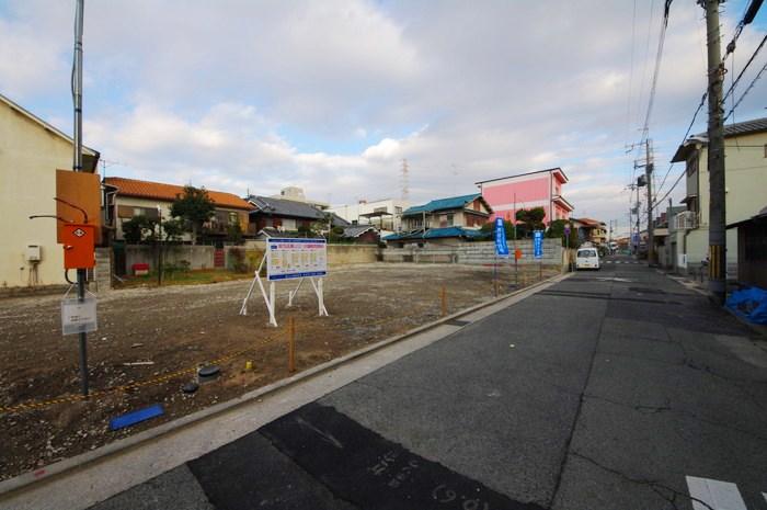 Local photos, including front road. Local surroundings, It has become in a quiet residential area housing lined. It is located within walking and a 10-minute walk to the Great Hanshin "Mukogawa" station. 