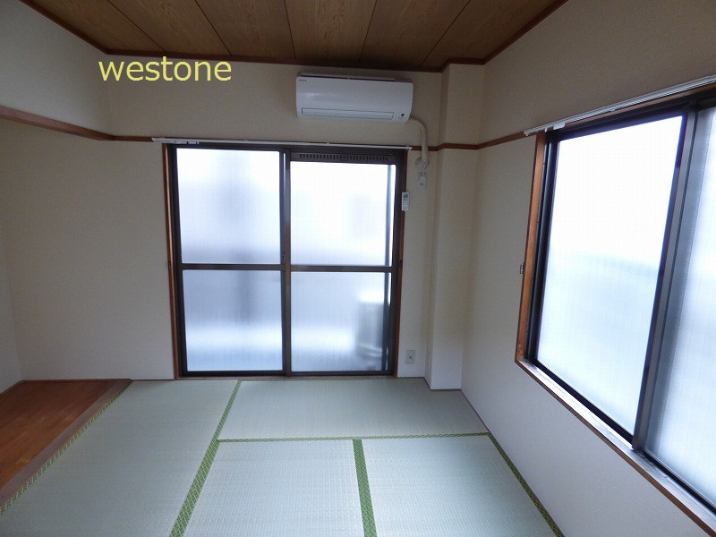 Living and room. Japanese-style room 6 tatami mat is also beautiful. Air-conditioned 1 groups.