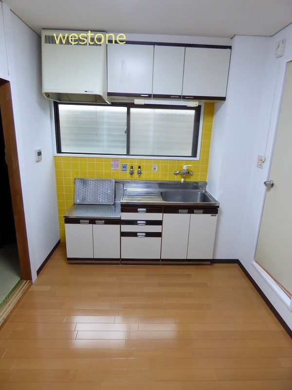 Kitchen. Gas stove can be installed kitchen. There is a window ventilation OK!