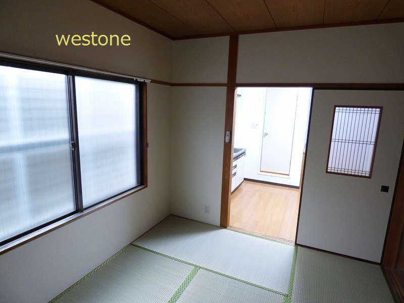 Living and room. Shot from the Japanese-style room to DK.