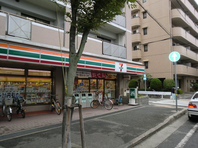 Convenience store. Seven-Eleven Amagasaki Higashisonoda 6-chome up (convenience store) 432m