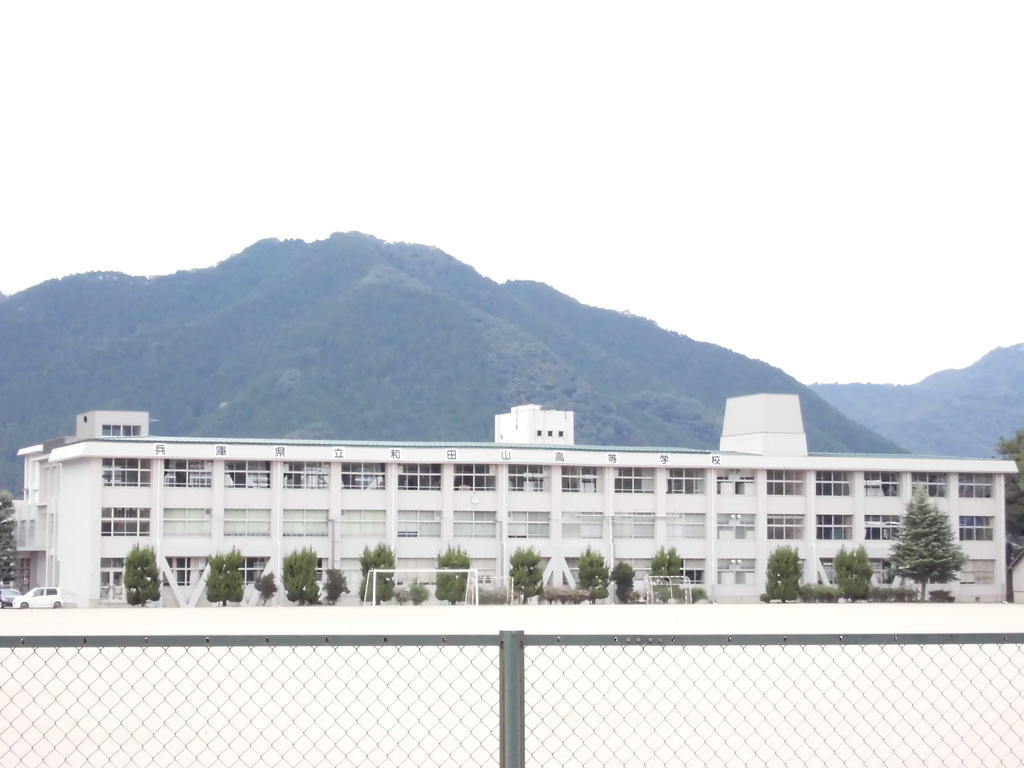 high school ・ College. Hyogo Prefectural Wadayama High School (High School ・ NCT) to 476m