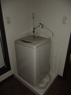 Washroom. Equipped with a washing machine