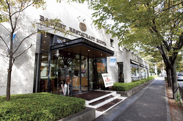 Freshly baked bread, of course, Lunch and dinner also fun Mel Kobeya restaurants (about 620m)