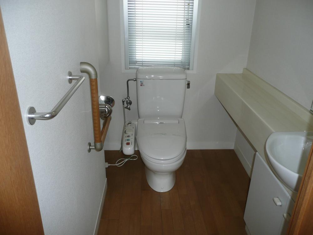 Toilet. Toilet have to upper and lower floors of both (the lower floor is Madoyu)
