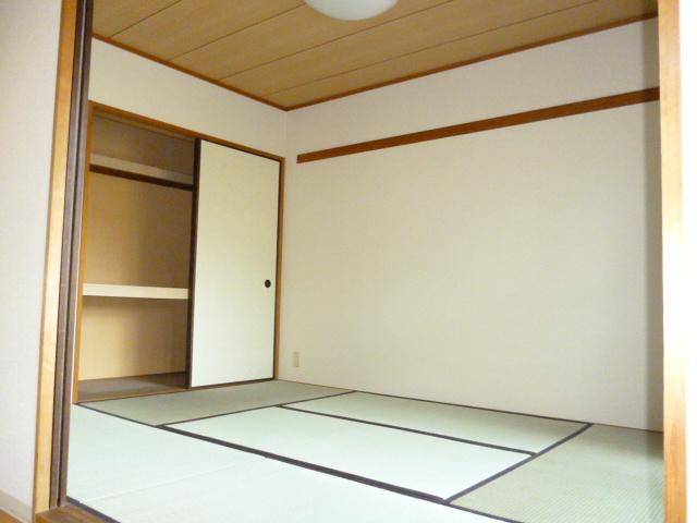 Non-living room. Japanese-style room is about 6 Pledge