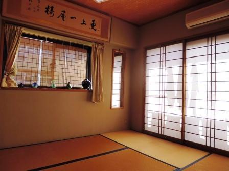 Non-living room. It is the south side of the Japanese-style room. It is a bright room with two-sided lighting.