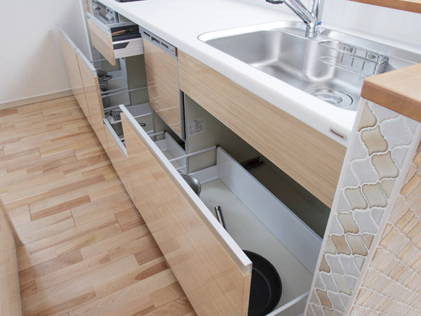 Kitchen.  [Floor cabinet] Large capacity of the floor cabinet a large pot can be accommodated. Since close to a quiet f Tychy Quadro soft-close rails are adopted, Also houses the heavy objects can be pulled out smoothly (same specifications)
