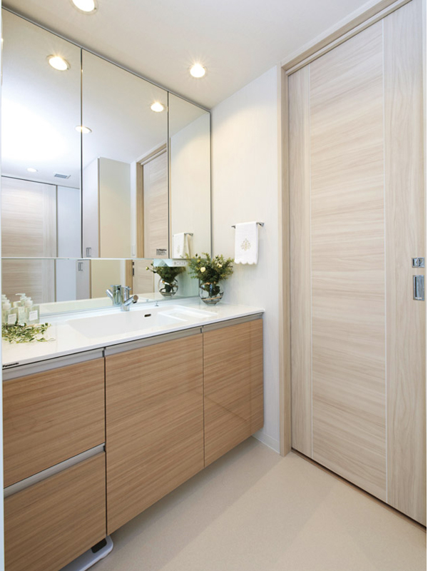 Bathing-wash room.  [bathroom] Wash room of stylish finish. Sophisticated integrated bowl and storage easy linen cabinet, Has also been secured floor cabinet (A type model room)