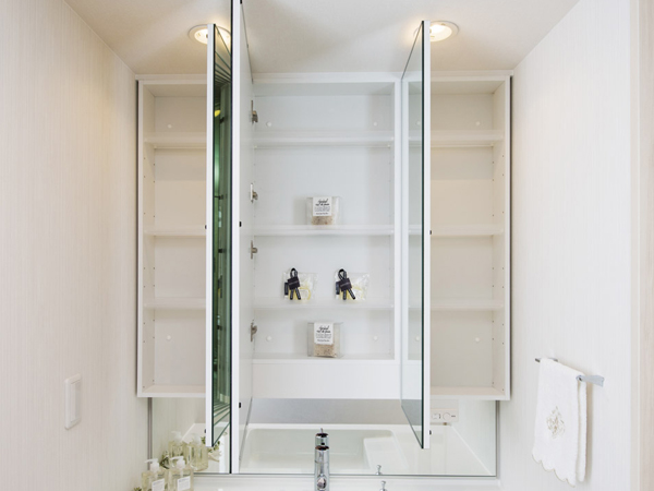 Bathing-wash room.  [Housed with three-sided mirror (mirror cabinet)] Make-up is easy three-sided mirror type, Vanity cloudy shut mirror adopted. Small items such as cosmetics and hair care products can be organized in Kagamiura with storage (same specifications)