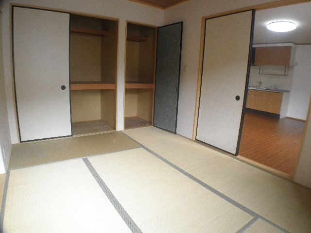 Living and room. It also attached closet in Japanese-style room