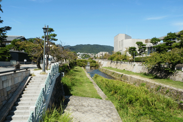 Surrounding environment. At the foot of the Rokko, Beautiful river flow, The rich natural background of the sea and green, Bright and airy streets that slope gently to the south. The property is, It will be born to the position adjacent to the "Ashiyagawa special landscape area.". Height and design of the building, color, Further provided guidelines to the greening, Ashiyagawa this area that has been promised to protect the coast of the personality and stately landscape, It is the banks of the open-minded River in green and landscape that becomes an integral empty spread (Ashiyagawa / 1-minute walk ・ About 80m)