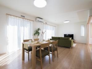 Standing in the kitchen, Open plan with views to the family of a state and Japanese-style room relax in the living room. Between children is less safe (model house)