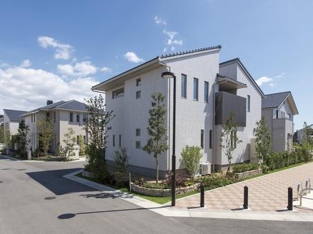Take leisurely the road width and the adjacent building interval, Lighting of each residence ・ Ventilation, of course, Also to independence and privacy wider streets full of sense of openness in consideration (including pre-sale)