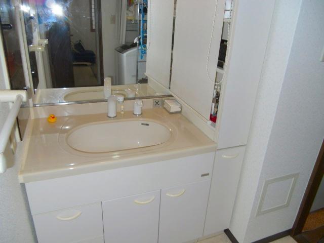 Wash basin, toilet. Vanity with shower You can direct access to the kitchen from the wash room