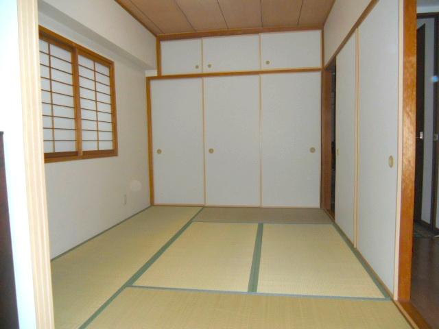 Non-living room. It is good ventilation there is a window in Japanese-style room