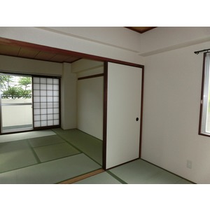 Living and room. 2 between the continuance of the Japanese-style room