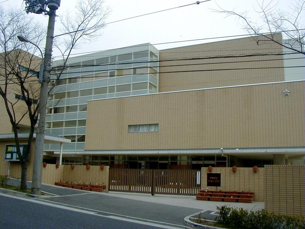 Primary school. 711m to Ashiya Tateiwa Gardens Elementary School