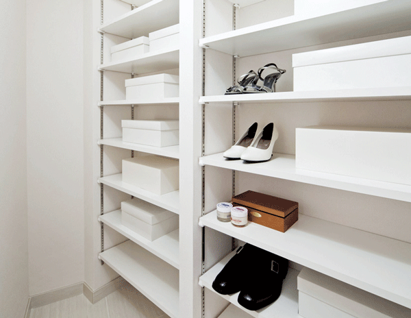 Receipt.  [Shoes in cloak] Set up a shoe-in cloak of large capacity that the whole family of the shoes can also be stored in the room. It is a large storage space to put with one's shoes on ※ Except some type ( ※ )