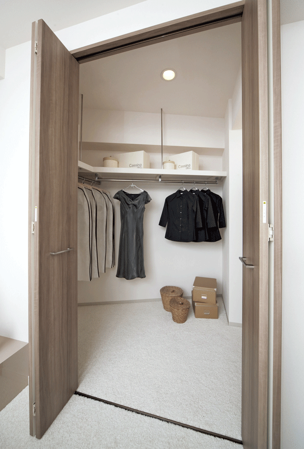 Receipt.  [Walk-in closet] Walk-in closet of a large capacity has been adopted to a wardrobe and a variety of life items can be plenty of organized ※ Except some type ( ※ )