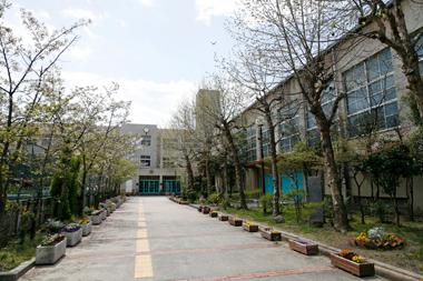 Junior high school. About 22 minutes 1700m walk to Shiomi junior high school