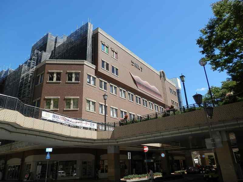 Shopping centre. Laporte 1096m up to the main building