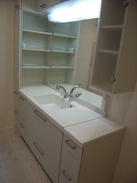 Wash basin, toilet. Washstand of room size