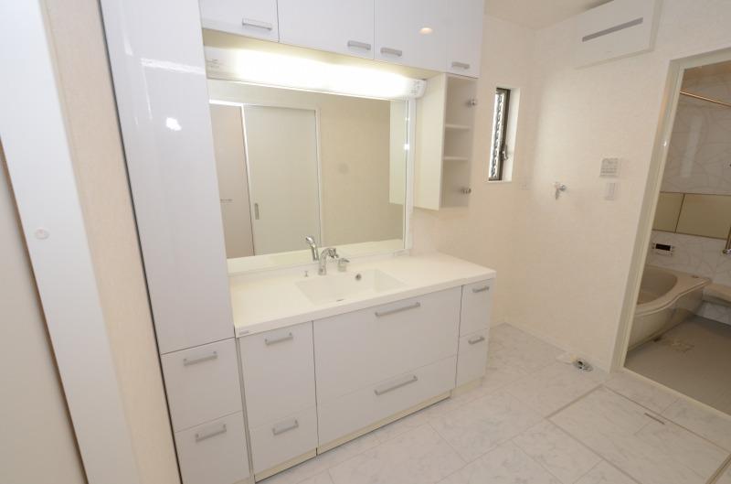 Wash basin, toilet. Indoor (June 2013) Shooting