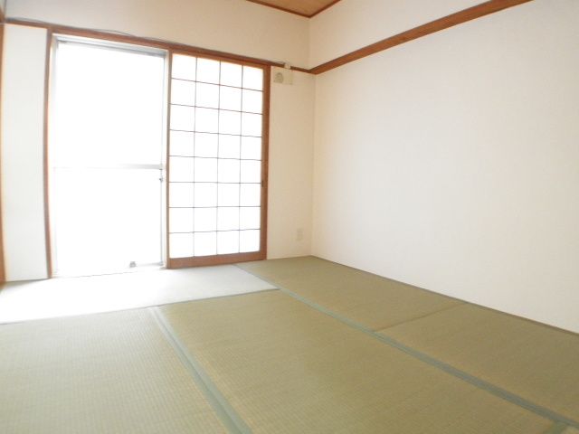 Living and room. Japanese-style room is located 2 room