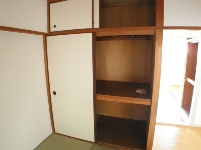 Receipt. Large closet with a upper closet in the Japanese-style room
