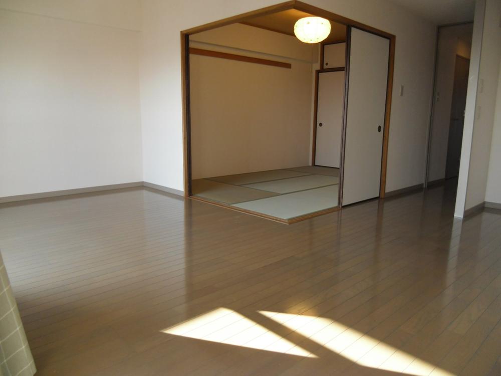 Living. Living and Japanese-style rooms are located easy-to-use integrated.