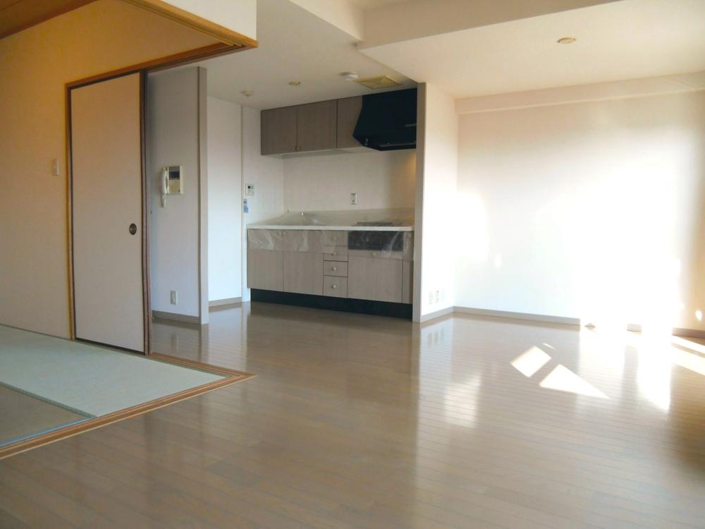 Living. Yang per good top floor of this room. It's bright until the sun goes down ● wall, Ceiling cross stuck sort already