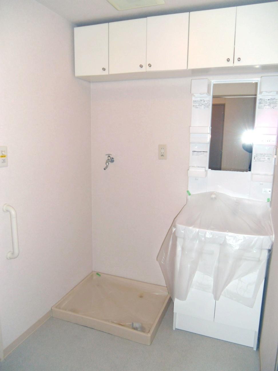Wash basin, toilet. Place the top hanging cupboard in the wash room. It is convenient I housed around water