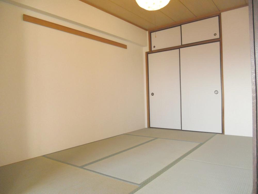 Non-living room. Sort pasting wall Cross, Tatami mat replacement ・ Bran sticking sort already.  You can immediately you live