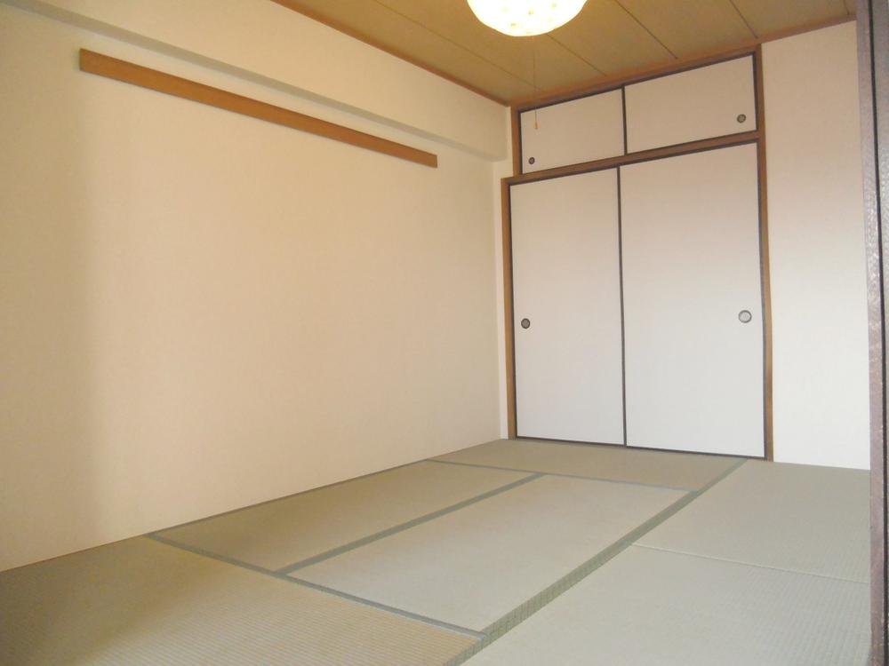 Non-living room. Sort pasting wall Cross, Tatami mat replacement ・ Bran sticking sort already. You can immediately you live