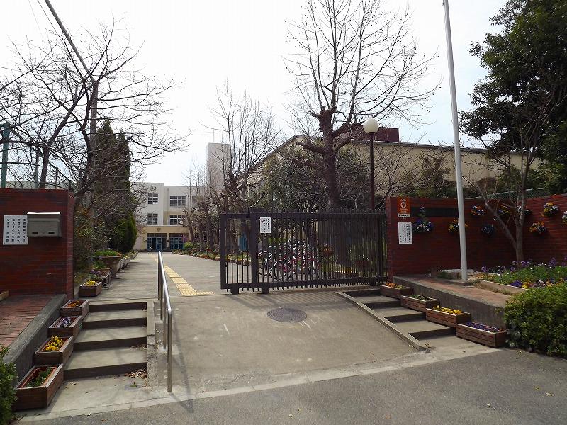 Junior high school. Ashiya 872m to stand Shiomi Junior High School