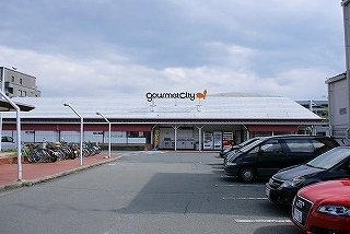 Supermarket. 50m to Daiei (super)