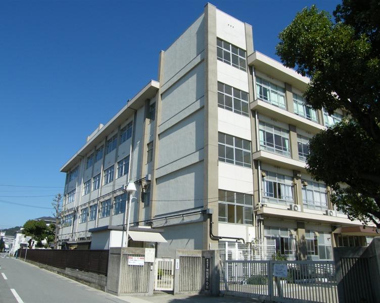Primary school. Agaho elementary school a 10-minute walk (about 750m)