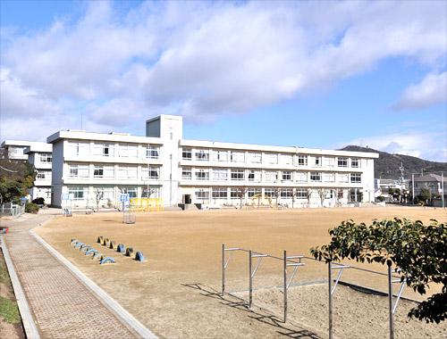 Primary school. 1280m to City Yahata Elementary School