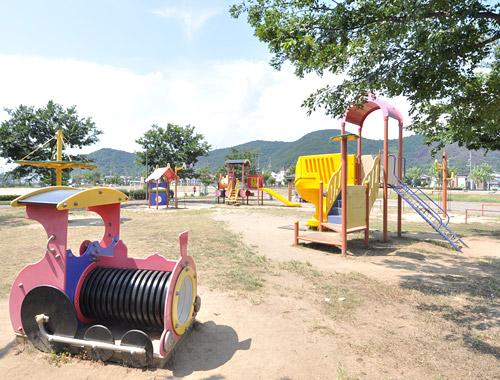 park. 400m to Kosaka park   Basketball and tennis courts, Other ground that it is football and baseball, Full also instruments and cute play equipment of physical training! About 7000 square meters large park is a 5-minute walk of