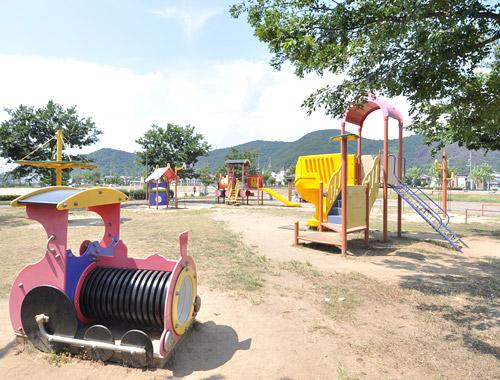 park. 400m to Kosaka park Basketball and tennis courts, Other ground that it is football and baseball, Full also instruments and cute play equipment of physical training! About 7000 square meters large park is a 5-minute walk of