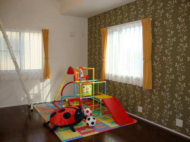 Local photos, including front road. To suit the lifestyle of the family, Western-style rooms that can partition Ru.  By providing the loft, Not only the storage capacity increases, It fosters the child's sense of fun. 