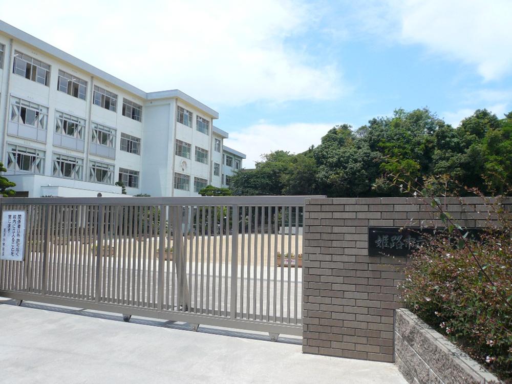 Primary school. 1260m until Arakawa elementary school