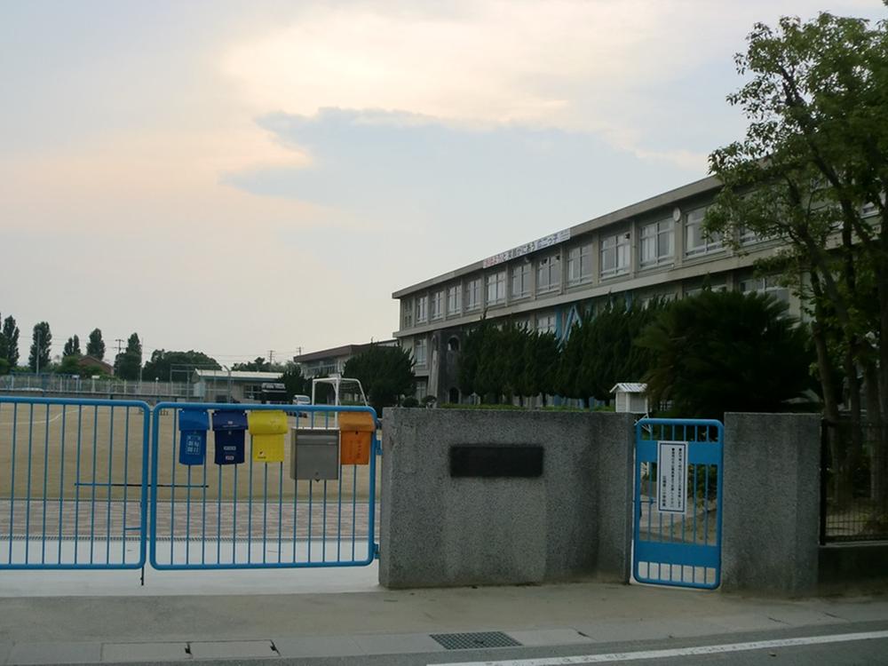 Primary school. Himeji Municipal Hirohata 730m until the second elementary school