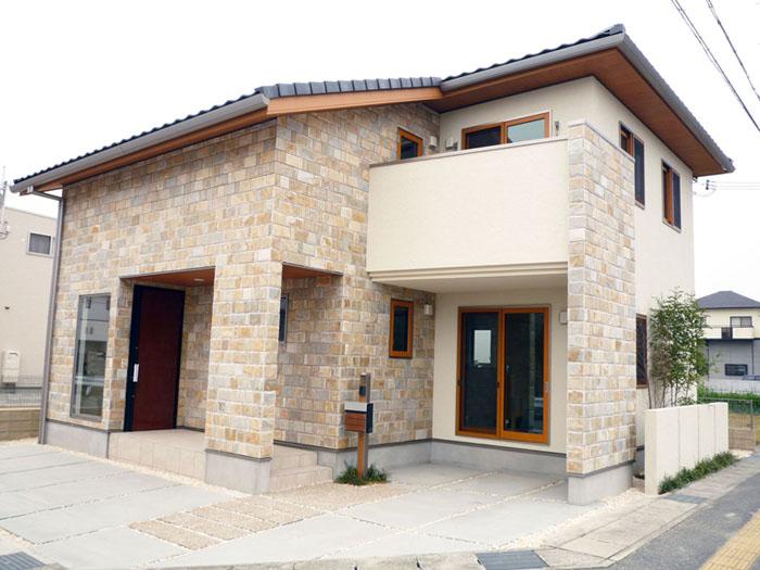 Model house photo. ~ appearance ~ Large roof of downwash, Paste stone, Nokiten of wood carving, And finished with a natural appearance with a profound feeling to use the Kimado. 
