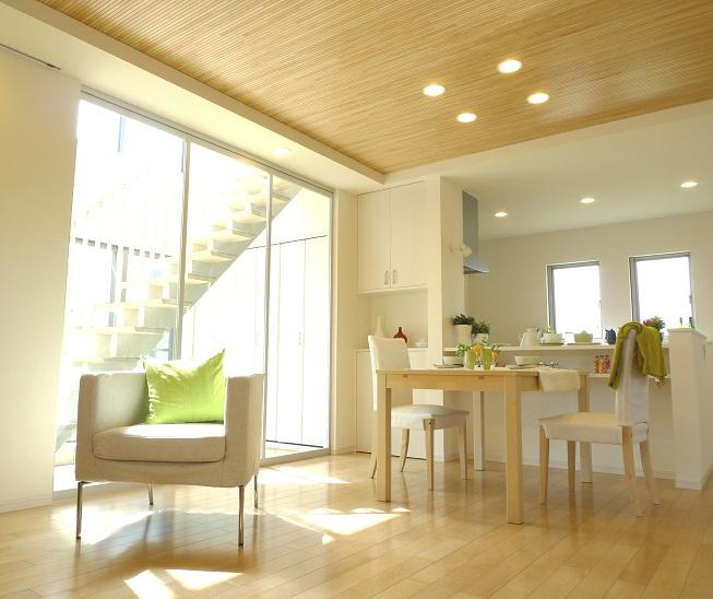 Model house photo. LDK natural light is plenty of plug, You can spend a leisurely relaxing holiday. 