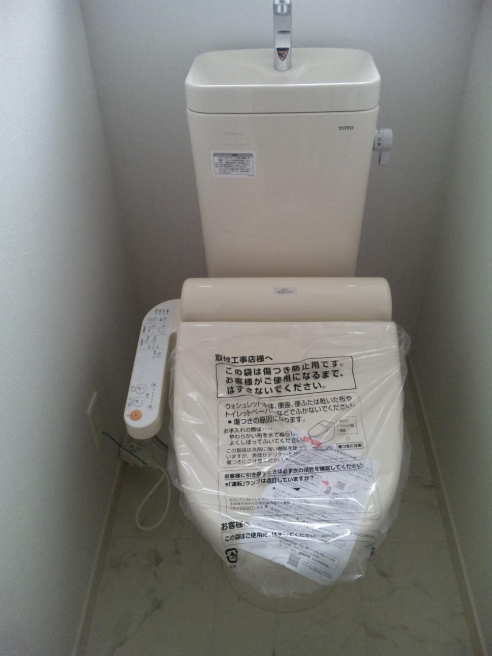 Toilet. 1F shower
