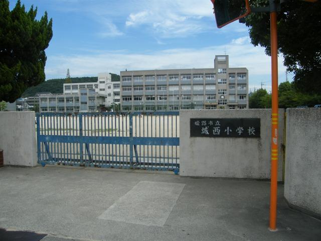 Primary school. Josai until elementary school 490m