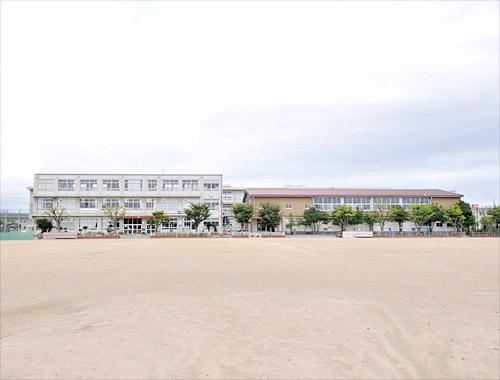 Primary school. 800m up to municipal Tsuda Elementary School