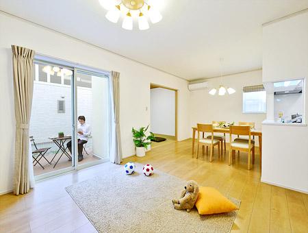 Living. Japanese-style room and terrace and connect and living to become a large space also of 25.75 Pledge. Stylish TV board and kitchen top of the niche, such as, Full of ideas for the comfortable space.